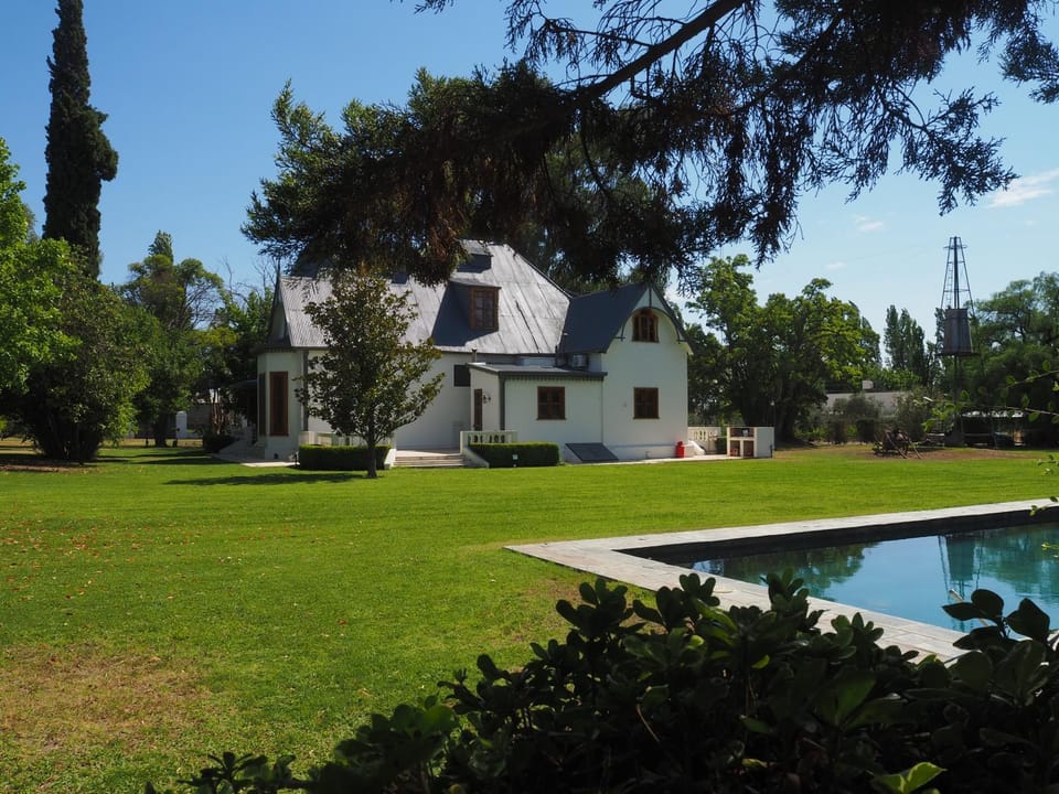 Property building, Day, Garden, Pool view, Swimming pool