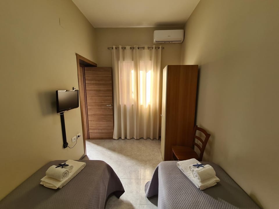 Bed, TV and multimedia, Bedroom, wardrobe, air conditioner