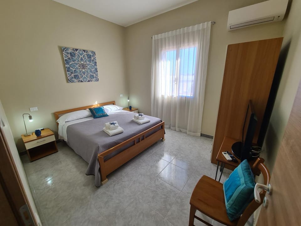 Bed, TV and multimedia, Bedroom, wardrobe, air conditioner