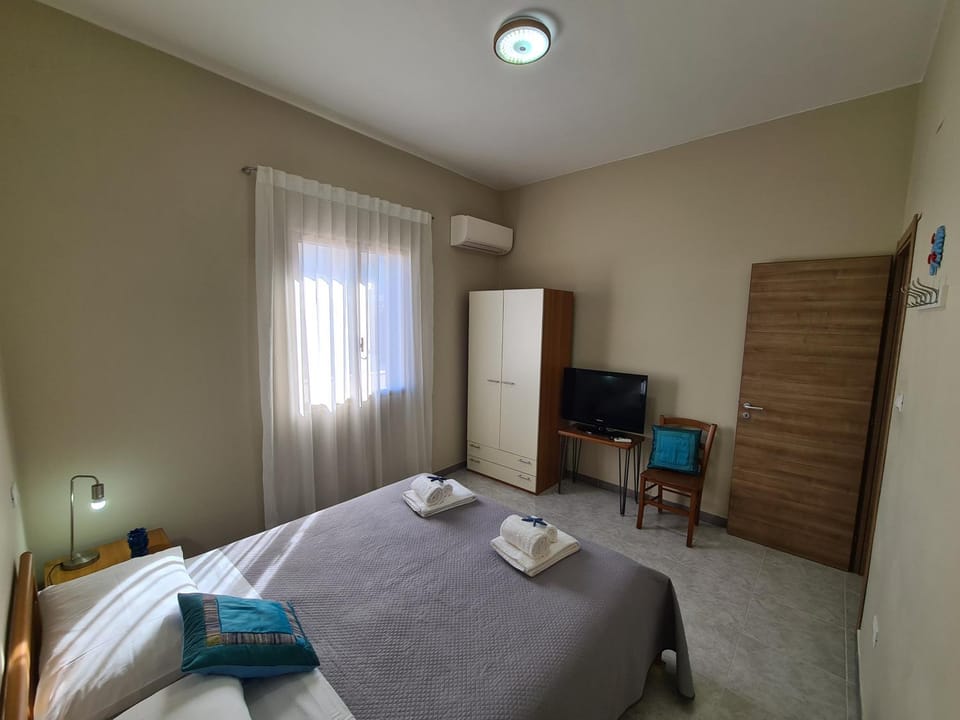 Bed, TV and multimedia, Bedroom, wardrobe, air conditioner