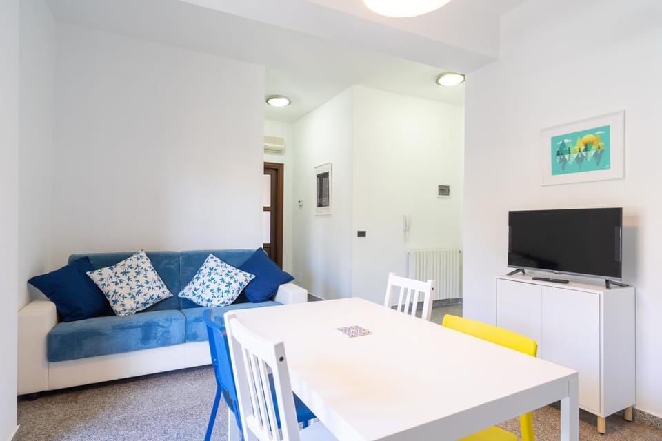 Communal lounge/ TV room, TV and multimedia, Living room, Seating area, Dining area, Evening entertainment