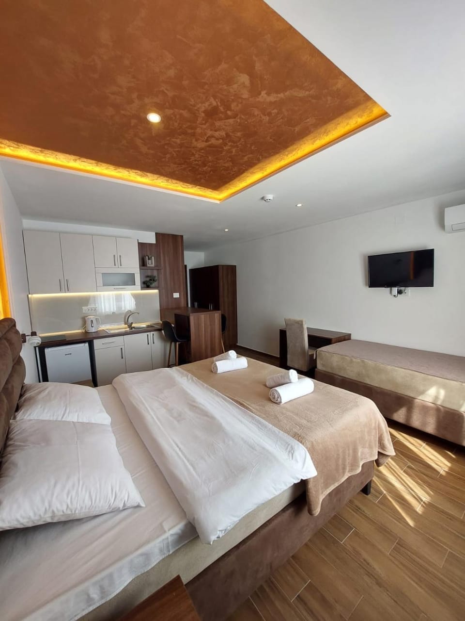 Bed, TV and multimedia, Kitchen or kitchenette, Photo of the whole room, Bedroom, kitchen, air conditioner