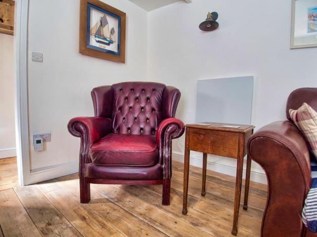 Knocker Cottage is a 3 bedroom made up of 1 double bedroom and 2 small double bedrooms in small village 10 min to beaches House in England