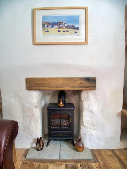 Knocker Cottage is a 3 bedroom made up of 1 double bedroom and 2 small double bedrooms in small village 10 min to beaches House in England