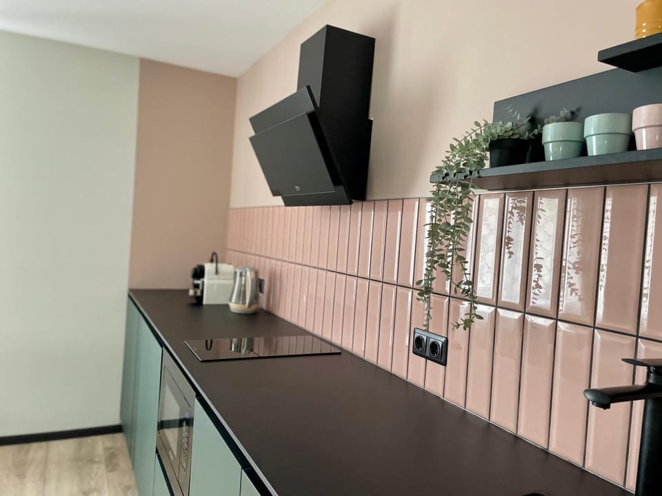 Kitchen or kitchenette, minibar