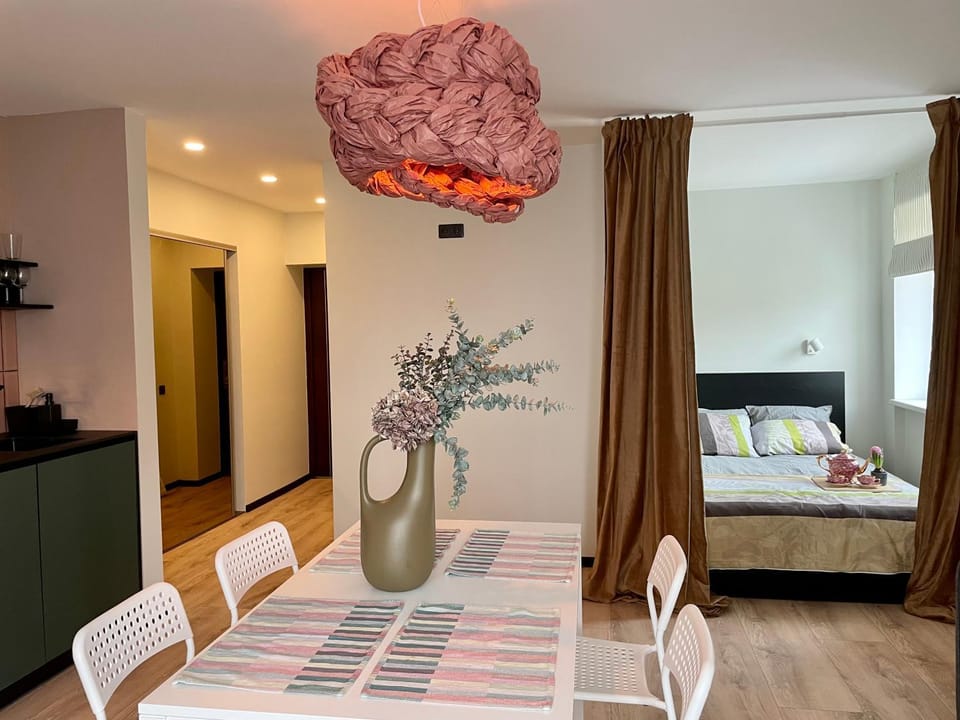 Bed, Seating area, Dining area
