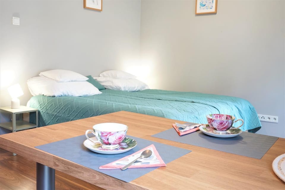 Bed, Seating area, Dining area, Bedroom
