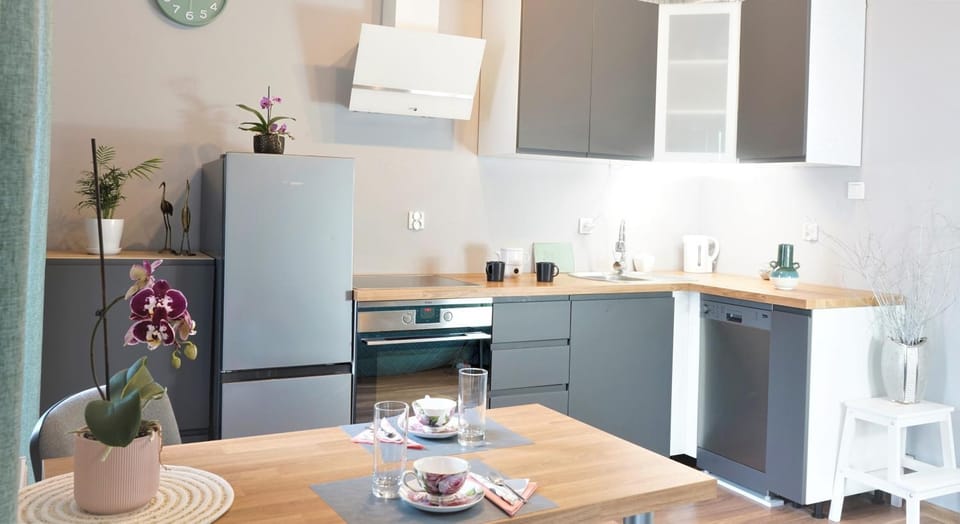 Kitchen or kitchenette, Dining area, dishwasher, pet friendly, stove