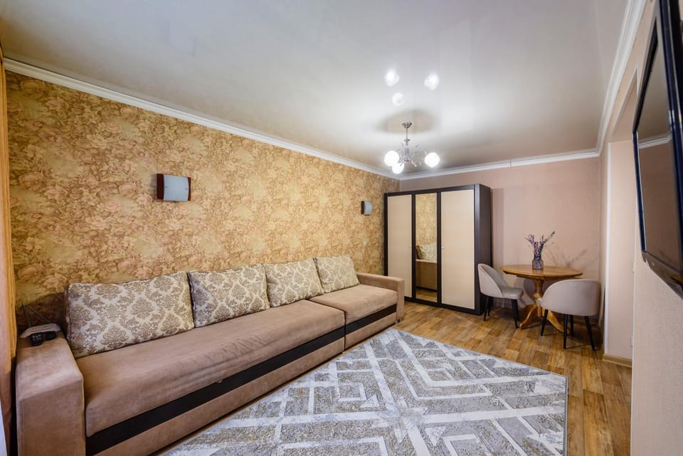 Bed, TV and multimedia, Living room, Photo of the whole room, Seating area, Bedroom