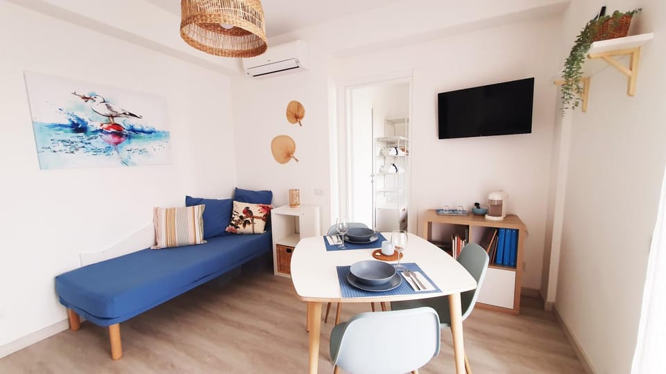 Communal lounge/ TV room, Bed, TV and multimedia, Living room, Seating area, Dining area, air conditioner