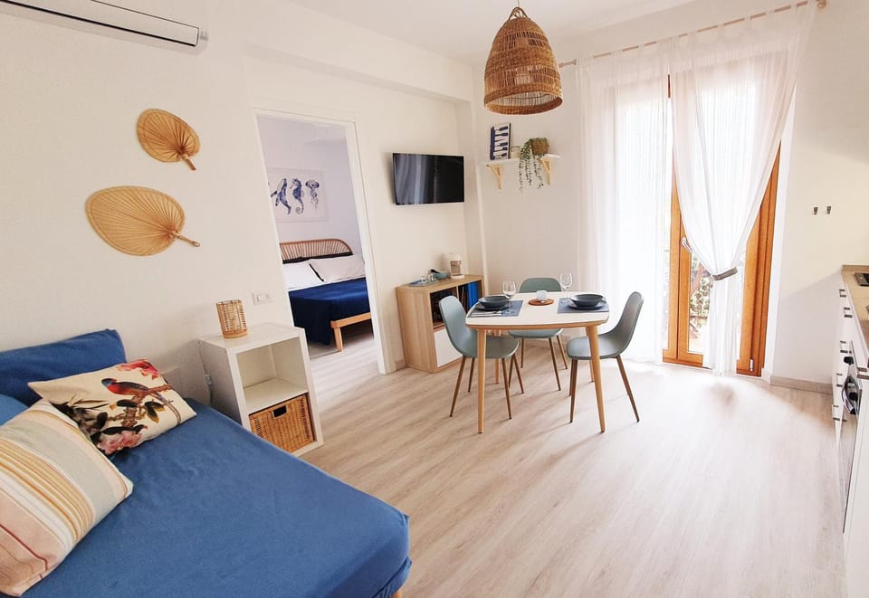 Communal lounge/ TV room, Bed, TV and multimedia, Balcony/Terrace, Living room, Seating area, Dining area, Bedroom, kitchen, air conditioner