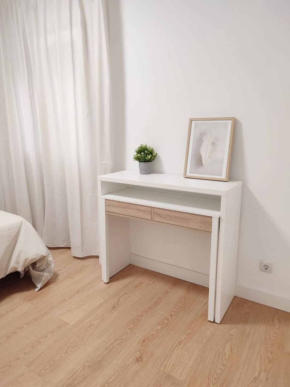 Photo of the whole room, Bedroom, hair dresser