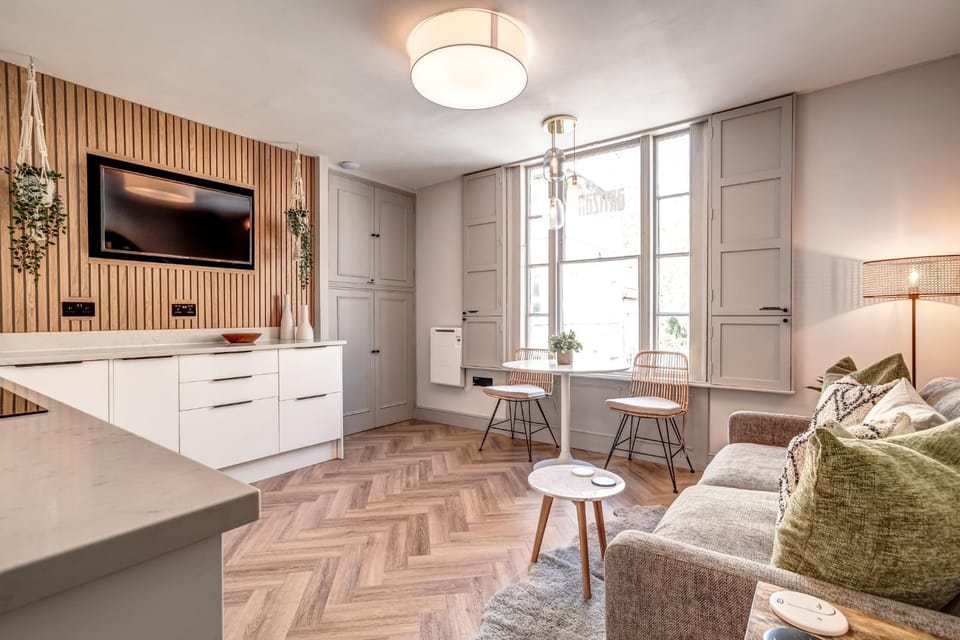 TV and multimedia, Kitchen or kitchenette, Living room, Seating area