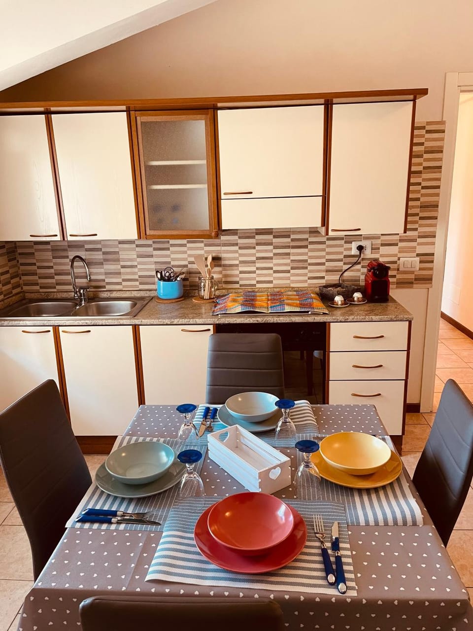 Kitchen or kitchenette, Dining area