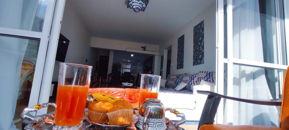Living room, Food and drinks, Seating area, Dining area, Food, Drinks