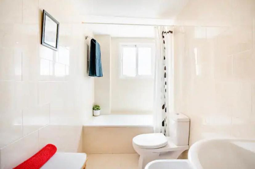 Shower, Toilet, Bathroom, Bath, bidet, towels