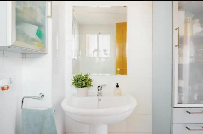 Toilet, towels