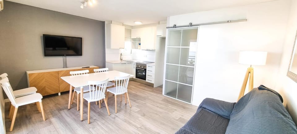 TV and multimedia, Kitchen or kitchenette, Living room, Seating area, Dining area