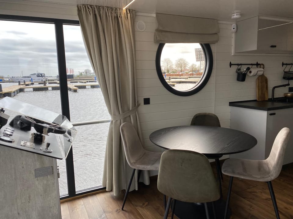 Dining area, Lake view