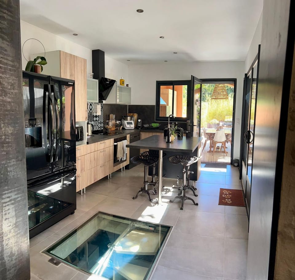 MAS DE VILLE AVEC PISCINE DANS SON COCON DE VERDURE - ESPRIT INDUSTRIEL House in Carpentras