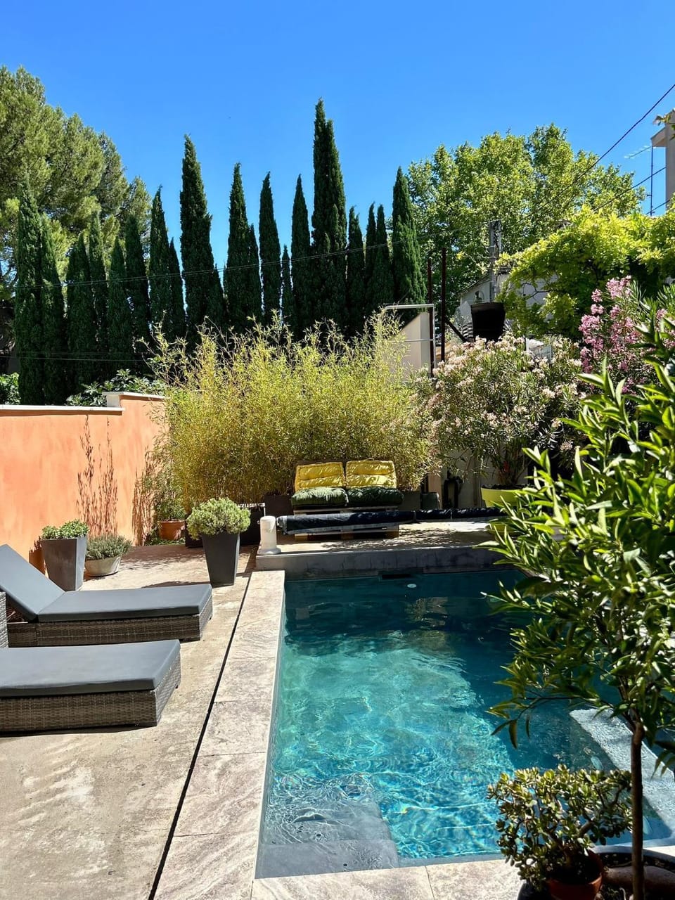 MAS DE VILLE AVEC PISCINE DANS SON COCON DE VERDURE - ESPRIT INDUSTRIEL House in Carpentras