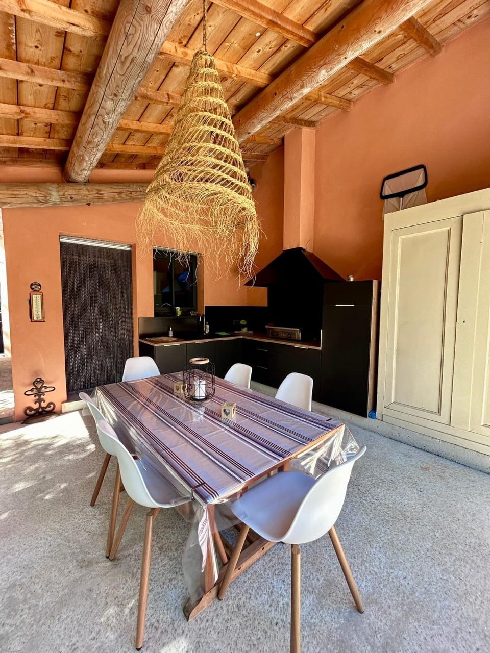 MAS DE VILLE AVEC PISCINE DANS SON COCON DE VERDURE - ESPRIT INDUSTRIEL House in Carpentras