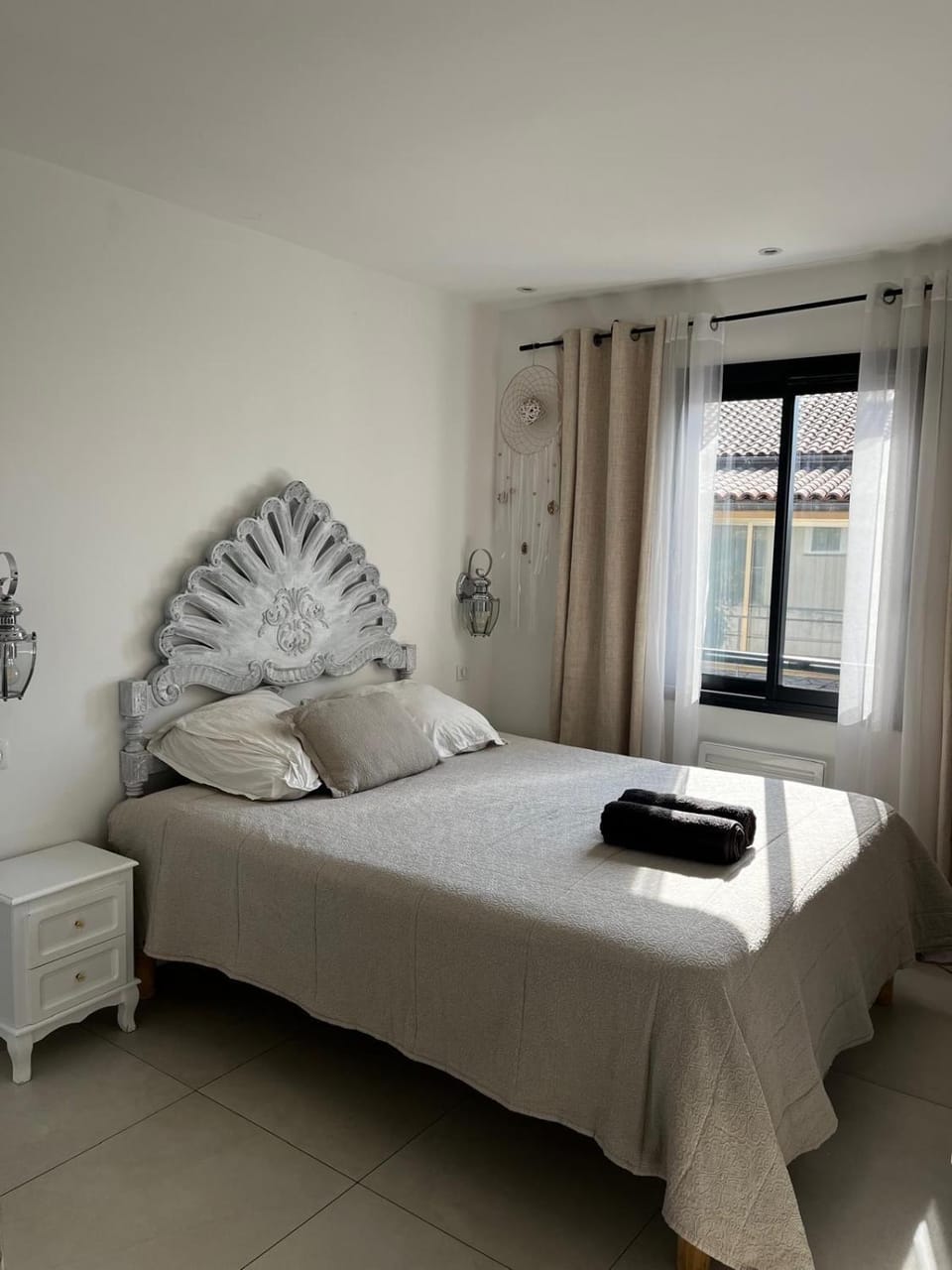 Bed, Bedroom, towels