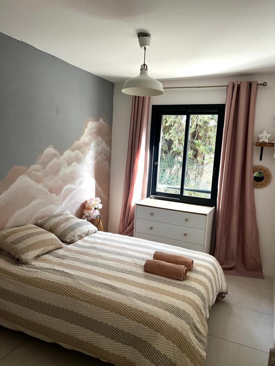 Bed, Bedroom, towels
