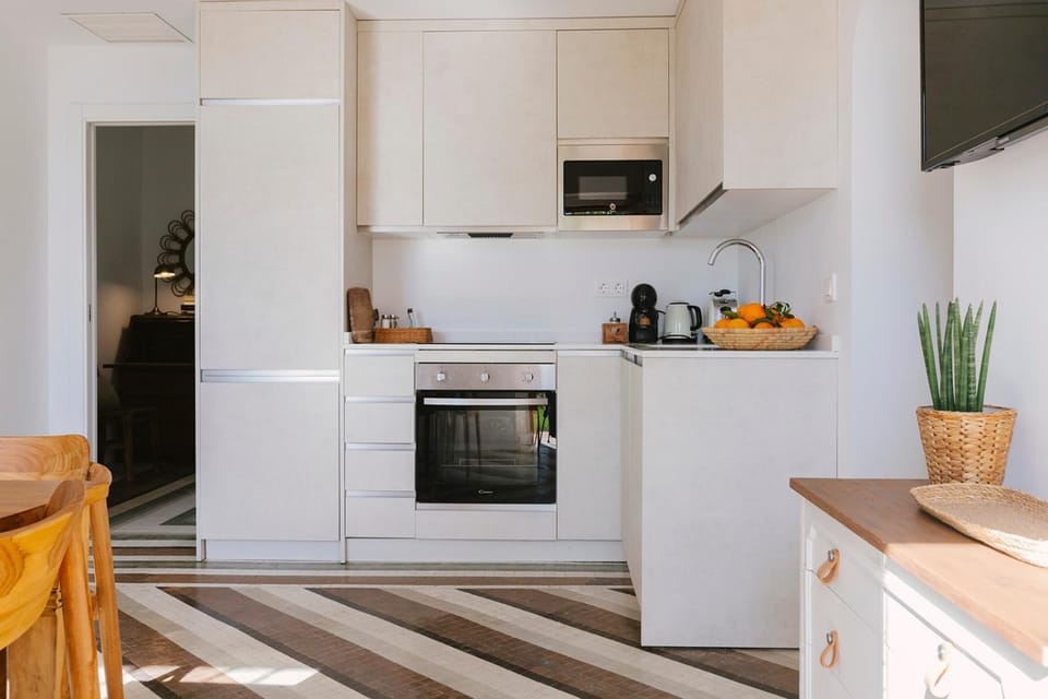 Coffee/tea facilities, dishwasher, microwave, oven, stove, toaster, washing machine, dryer, kitchen