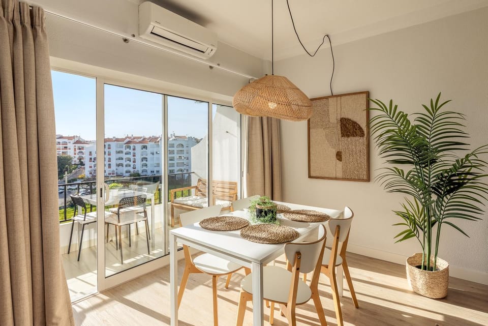 View (from property/room), Balcony/Terrace, Living room, Dining area