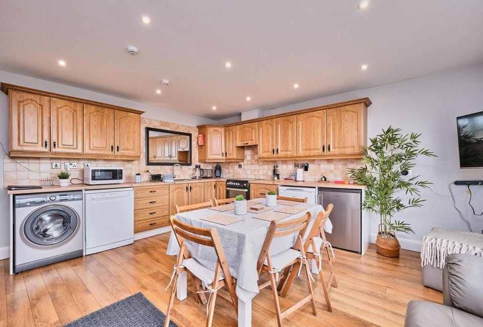 Spacious Bright Apt Walk to Beach - Dunluce Park 4 Apartment in Portrush