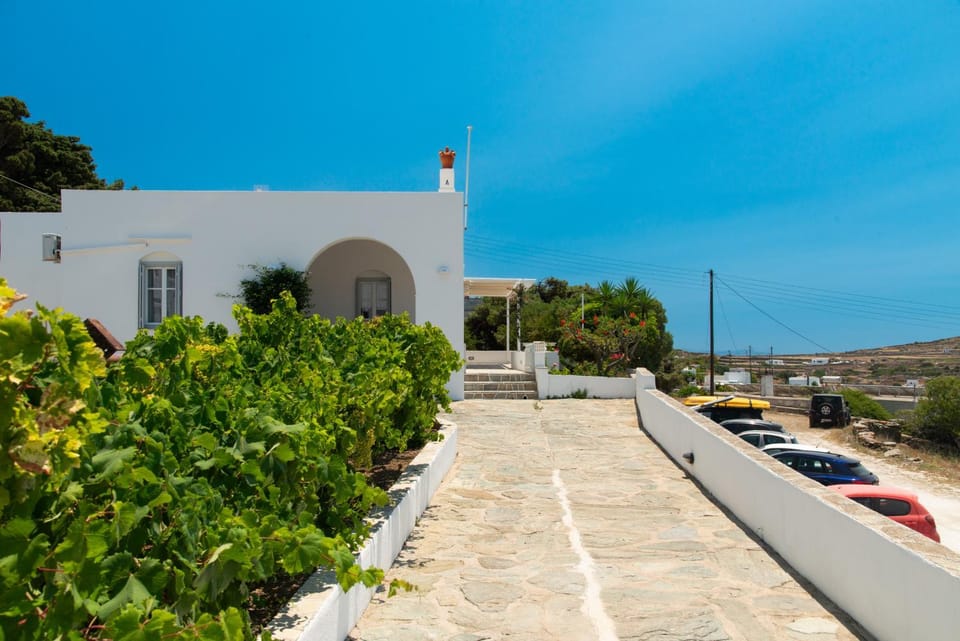 Eleftheria's House, Exambela, Sifnos Apartment in Milos