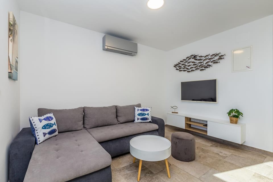 Communal lounge/ TV room, TV and multimedia, Living room, Seating area, Evening entertainment, air conditioner