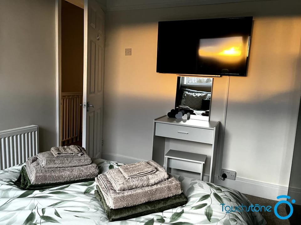 Bed, TV and multimedia, Photo of the whole room, Bedroom, towels