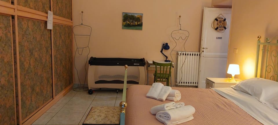 Bedroom, cot