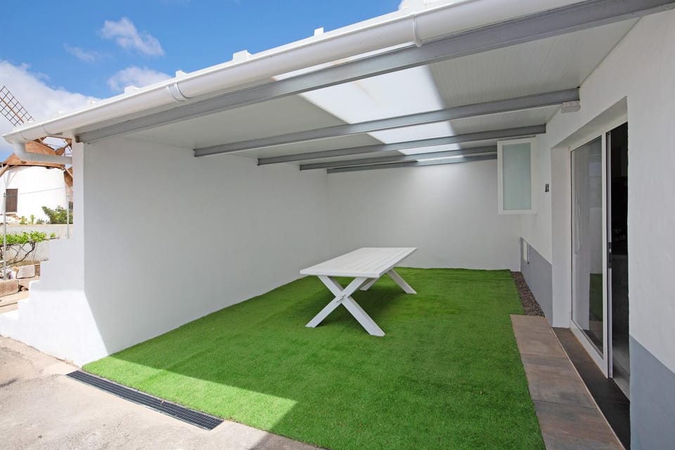 Property building, Balcony/Terrace, Living room