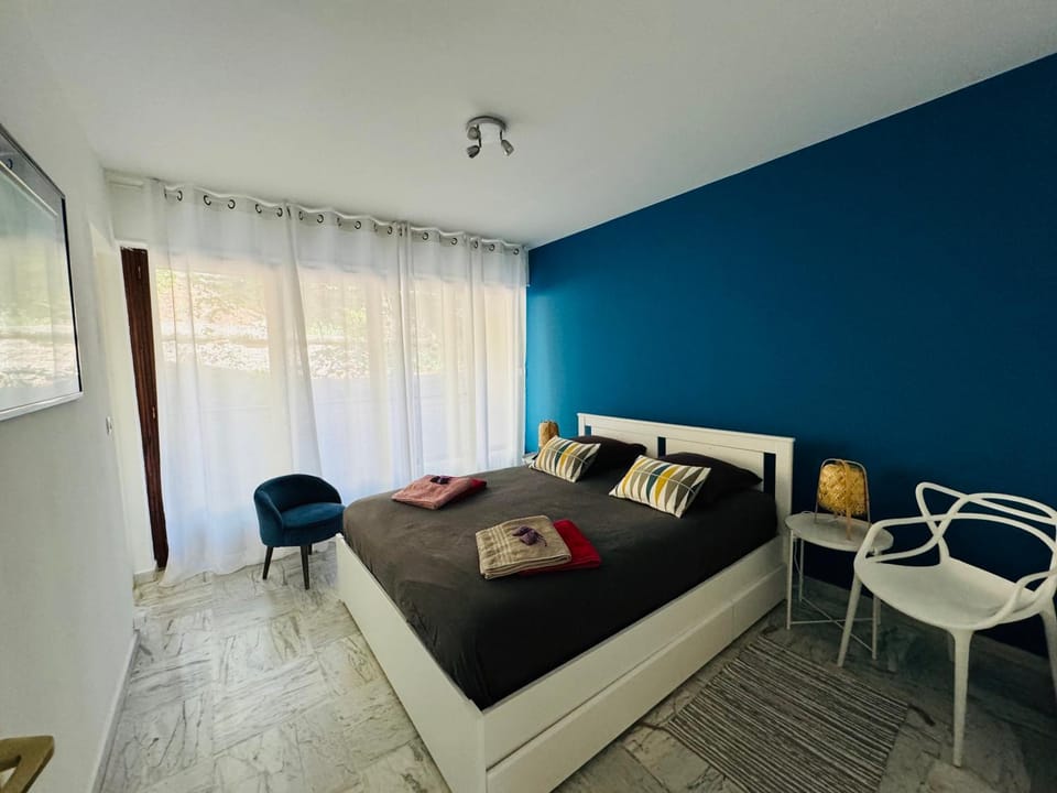 BANDOL ROC BEACH VUE MER Grand T3 face à la plage avec parking Apartment in Sanary-sur-Mer