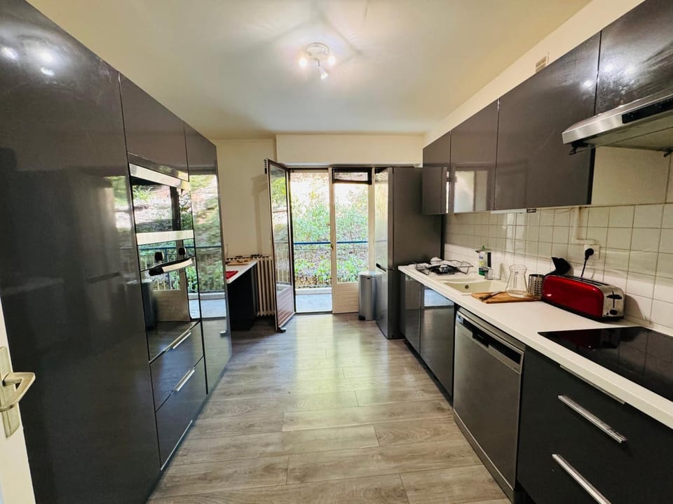 BANDOL ROC BEACH VUE MER Grand T3 face à la plage avec parking Apartment in Sanary-sur-Mer