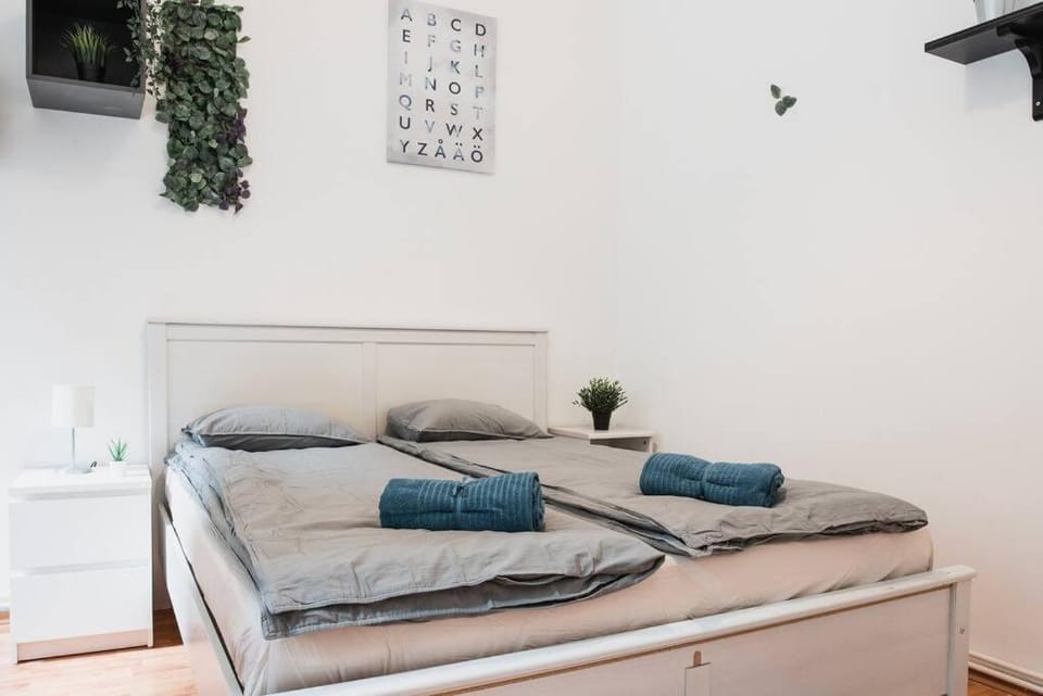 Bed, Bedroom, towels