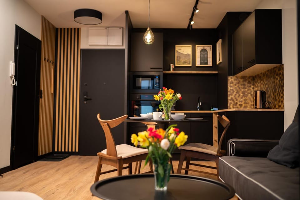 Kitchen or kitchenette, Living room, Seating area, Dining area