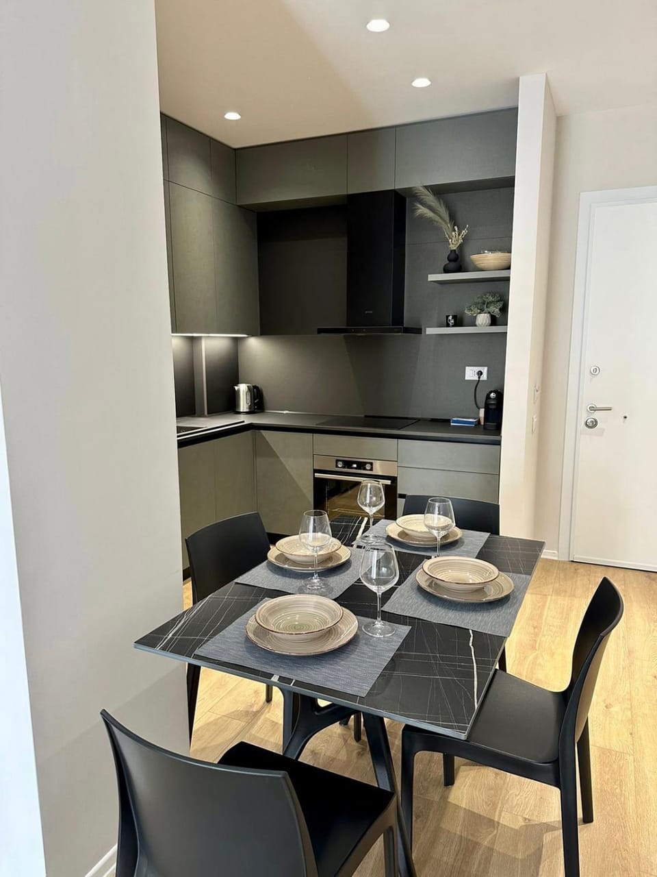 Kitchen or kitchenette, Dining area
