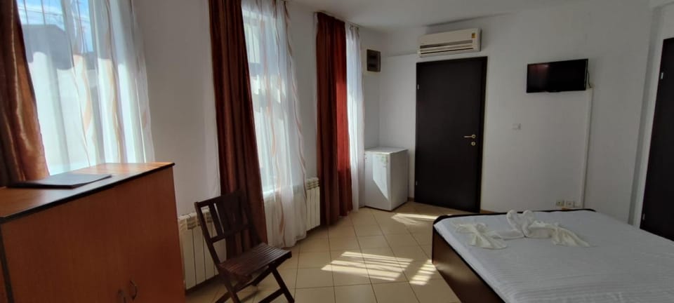 Bed, TV and multimedia, Photo of the whole room, Bedroom, towels, air conditioner