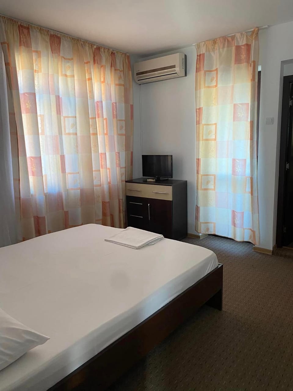 Bed, TV and multimedia, Photo of the whole room, Bedroom, air conditioner