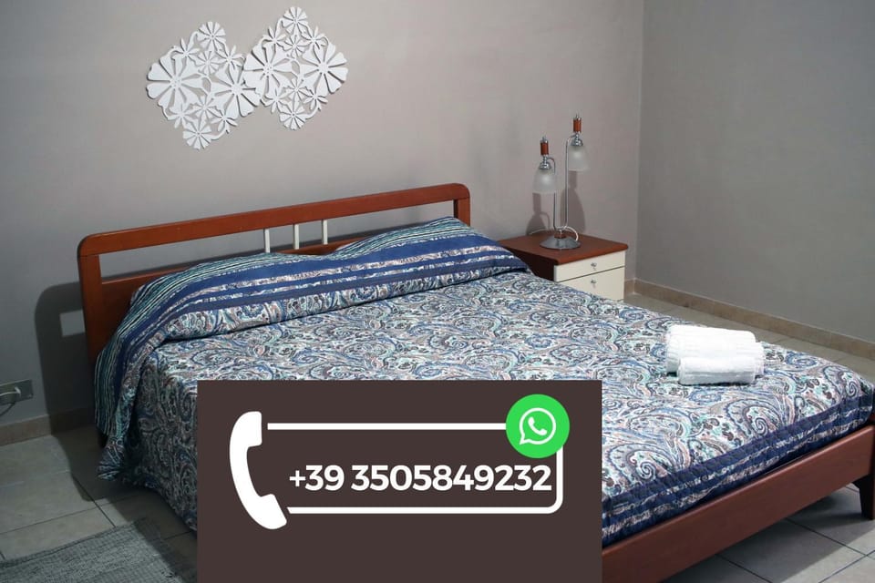 Bed, Photo of the whole room, Bedroom, Text overlay, towels