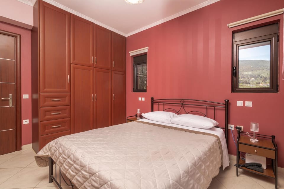 Photo of the whole room, Bedroom, wardrobe