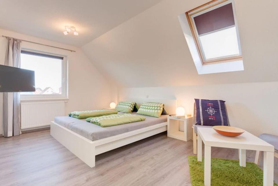 Communal lounge/ TV room, Bed, TV and multimedia, Seating area, Evening entertainment, Bedroom