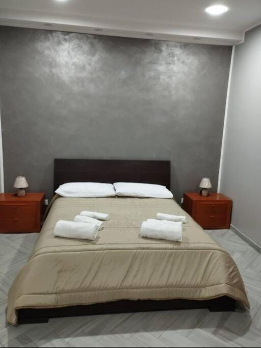 Bed, Bedroom, towels