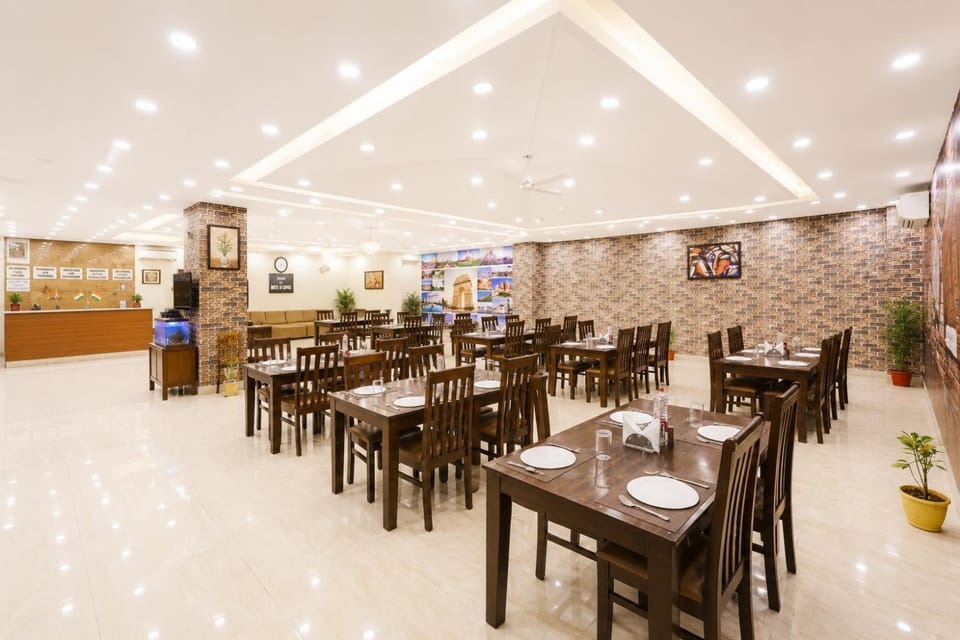 Restaurant/places to eat, Living room, Food and drinks, Seating area, Food