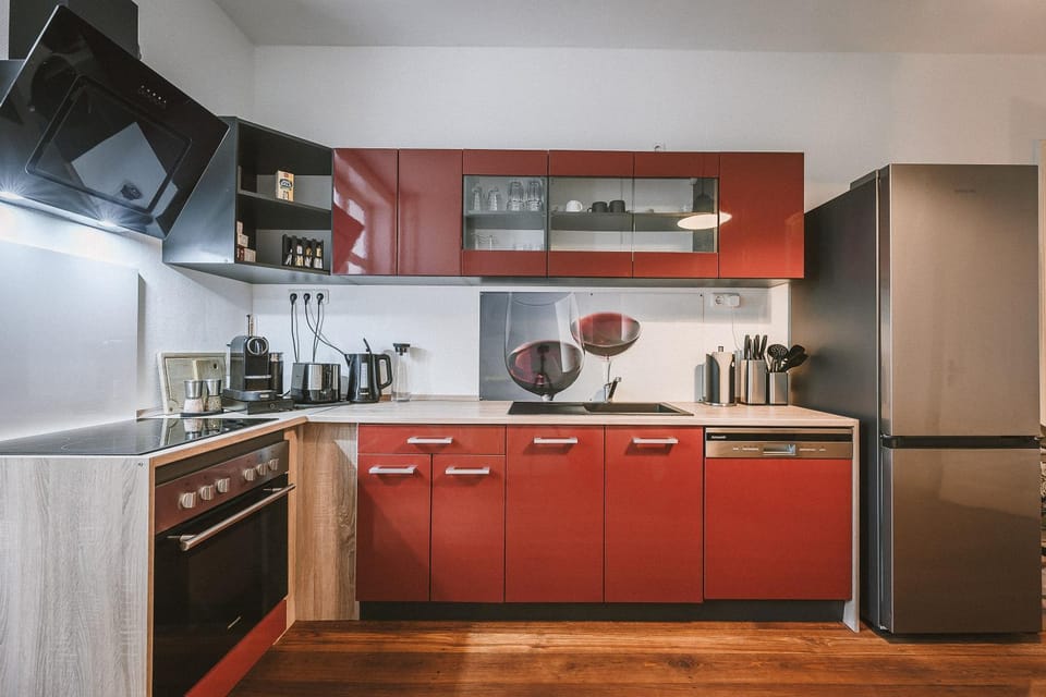 Coffee/tea facilities, Kitchen or kitchenette, dishwasher, oven, stove, toaster