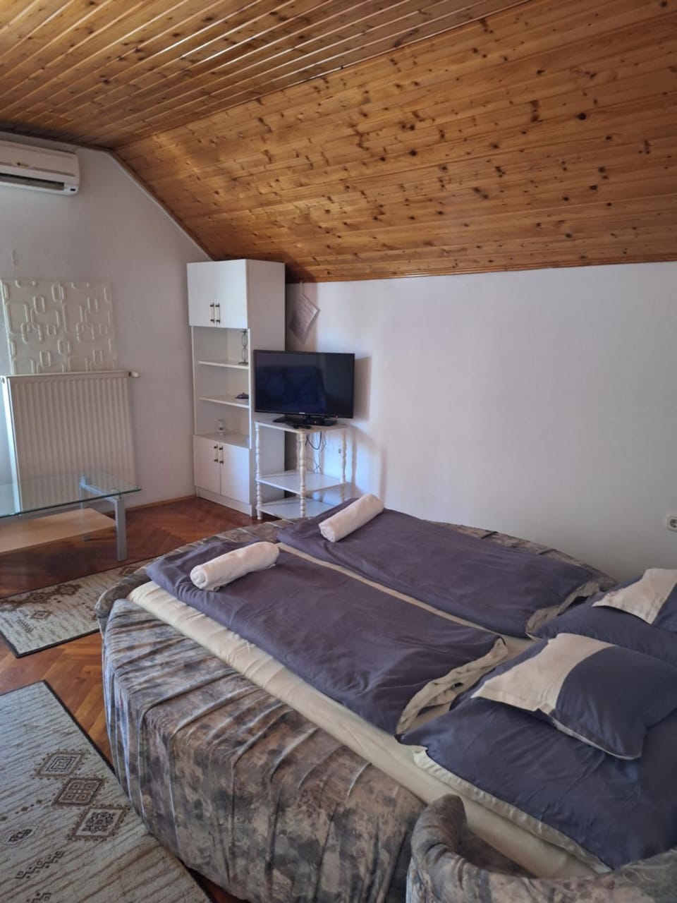 Bed, TV and multimedia, Bedroom, air conditioner